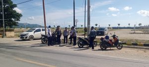 foto porsonil dishub saat melakukan penertiban kendaraan parkir liar di ibukota kabupaten bombana 